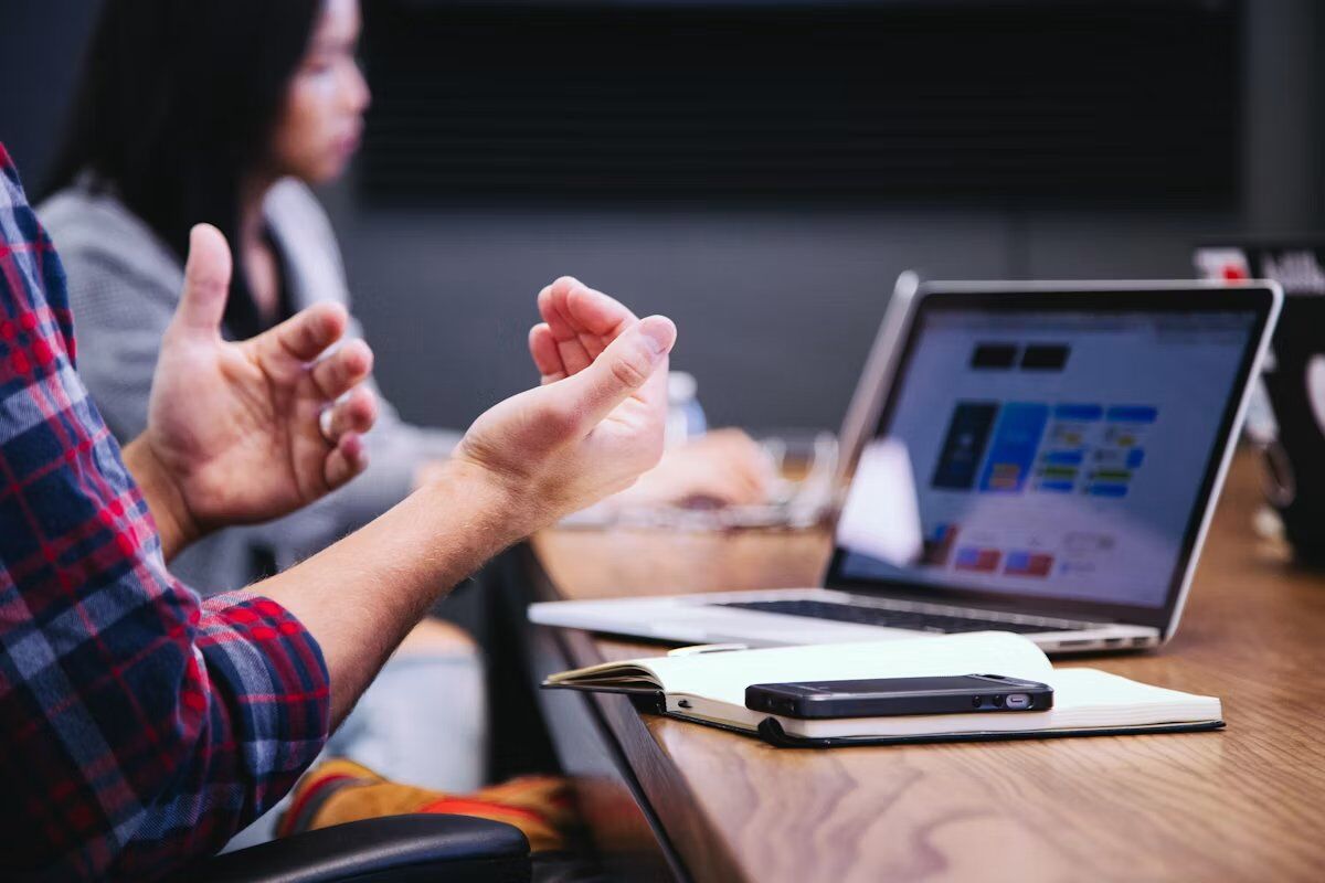 A strategy discussion between benefits advisors